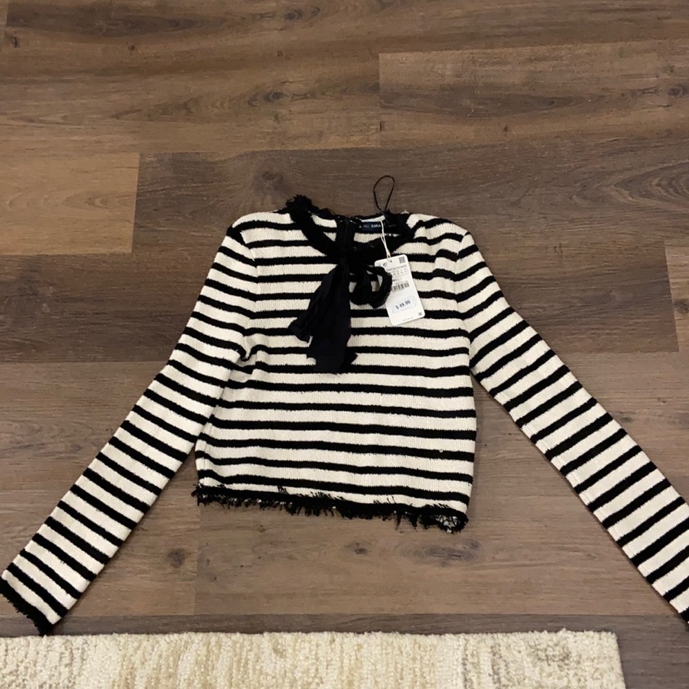 NWT. Zara cropped knit sweater
